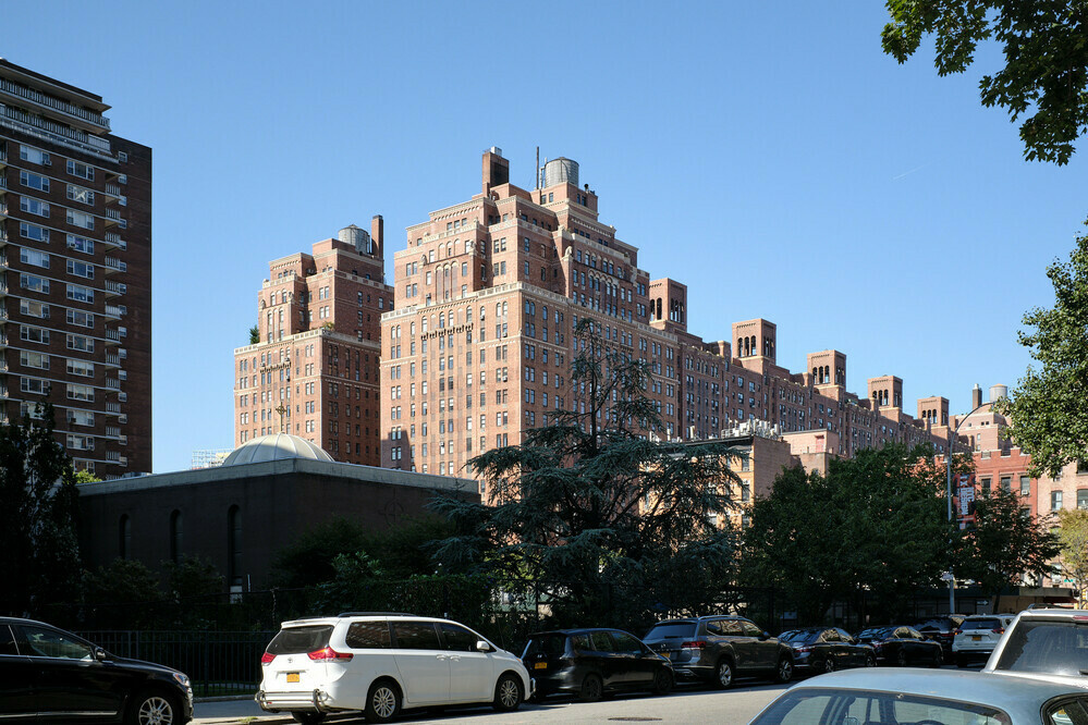 A picture of large urban apartment buildings in Manhattan.