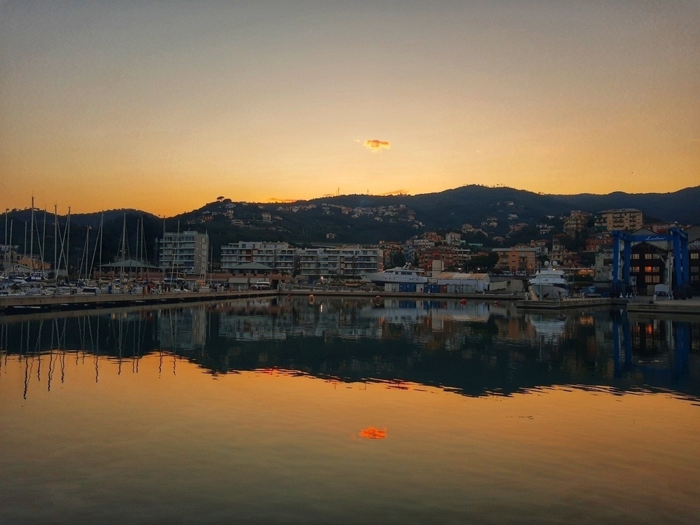 Immagine del porto al tramonto in cui pregate il colore arancione