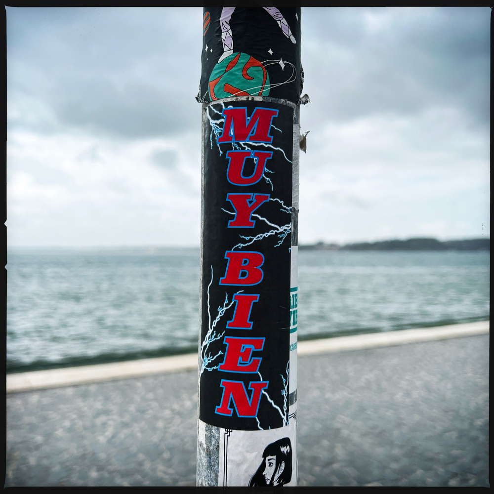 a sticker with the words “muy bien” near the river.