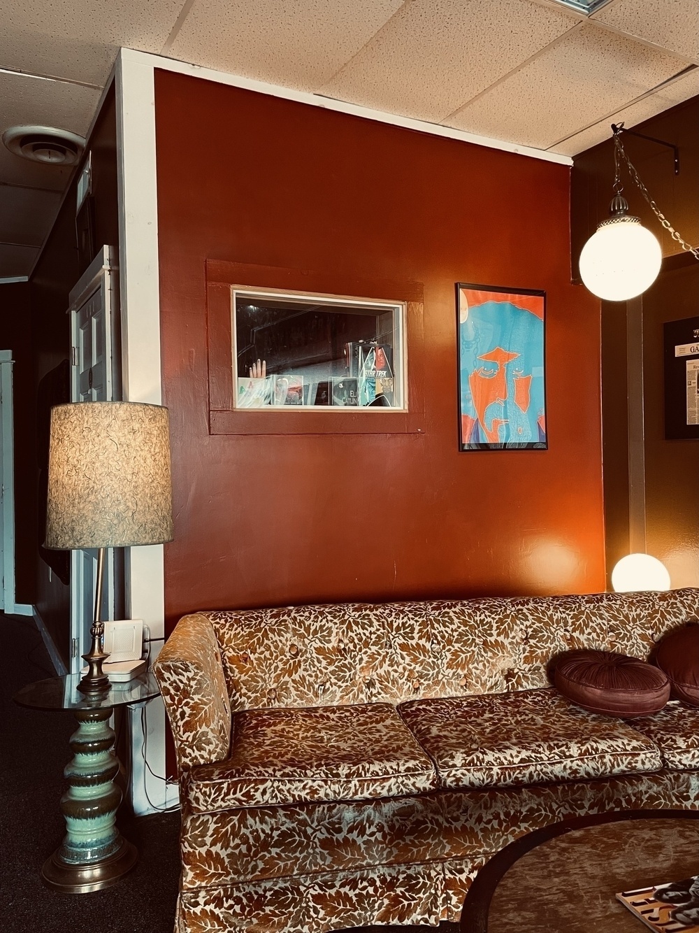 A couch and two lamps