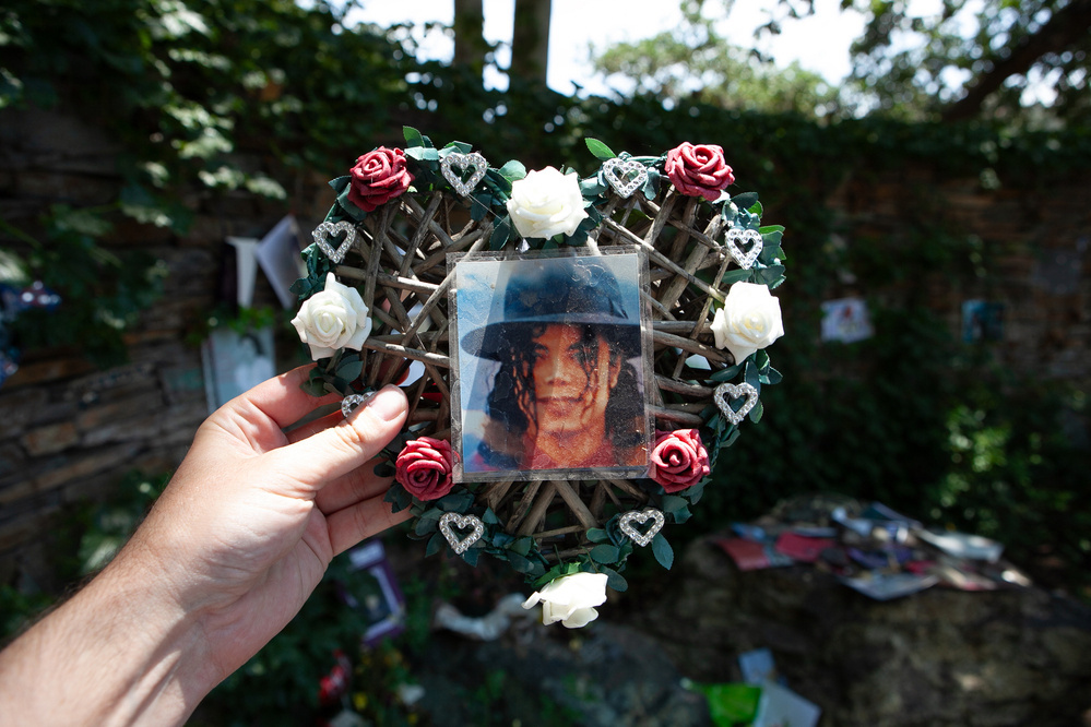Holding a heart shaped frame with a photograph of Michael Jackson - Canon 5D Mark II