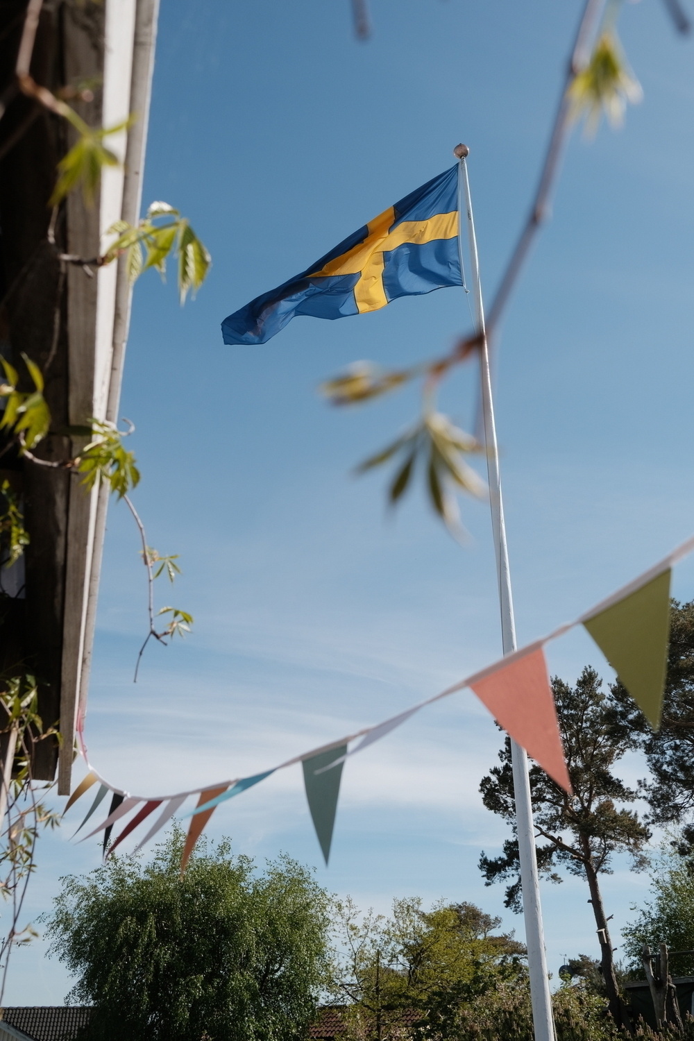 Hissad flagga och upphängda vimplar. 