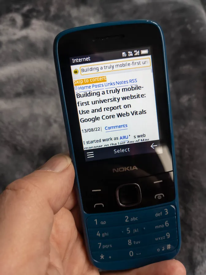 A Nokia 225 dumbphone displaying this website.