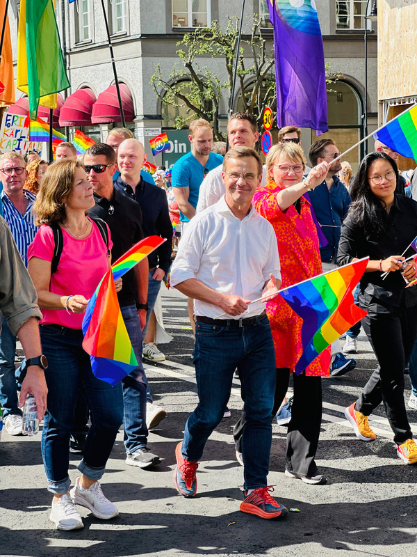 Statsminister Ulf Kristersson med familj i paraden på Stockholm Pride i dag